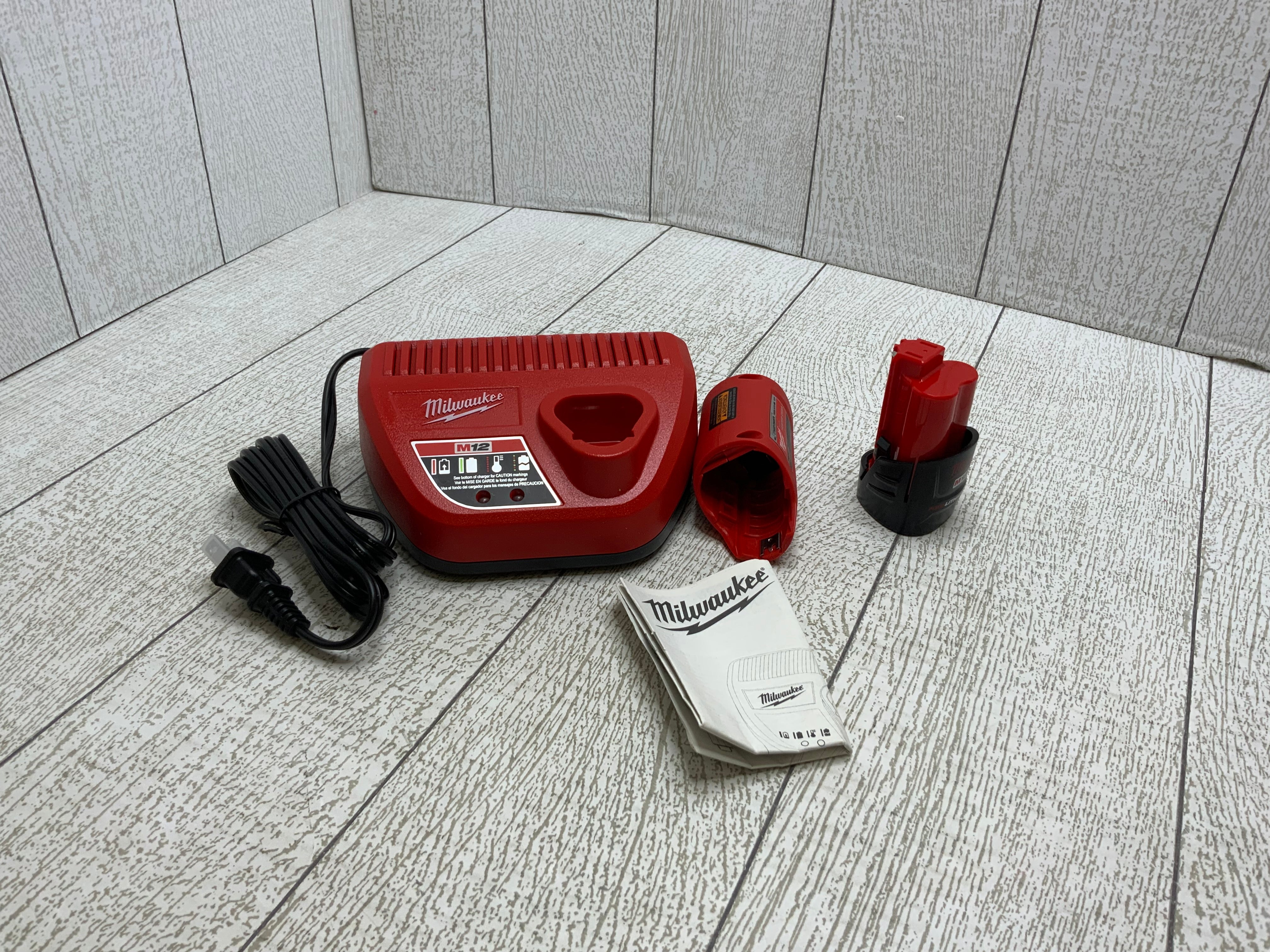 Milwaukee M12 Heated Jacket Kit - Battery and Charger Included (XL, Black) (8059221180654)